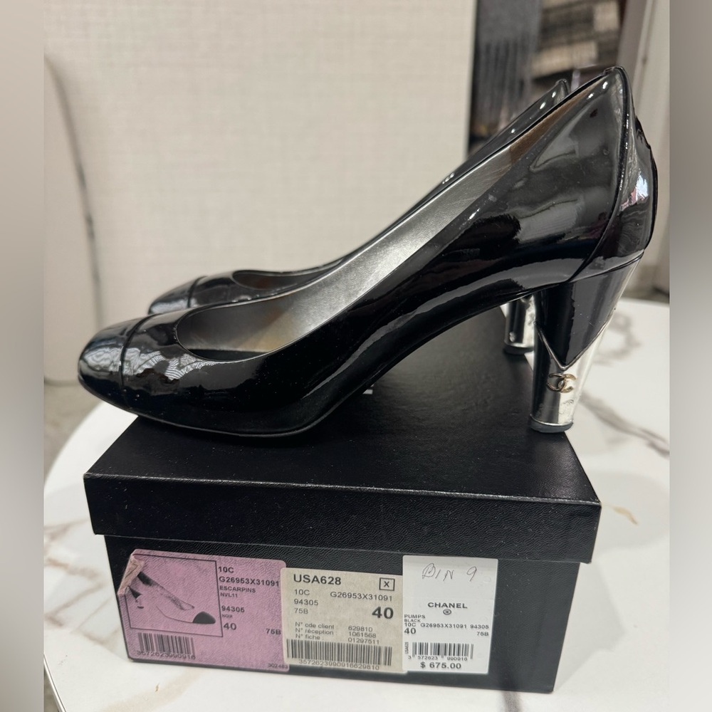 Chanel pumps black silver heel. 40